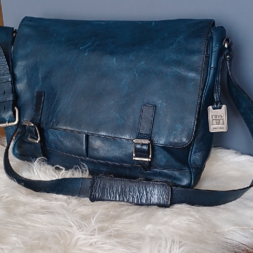 FRYE Leather Logan Messenger Bag